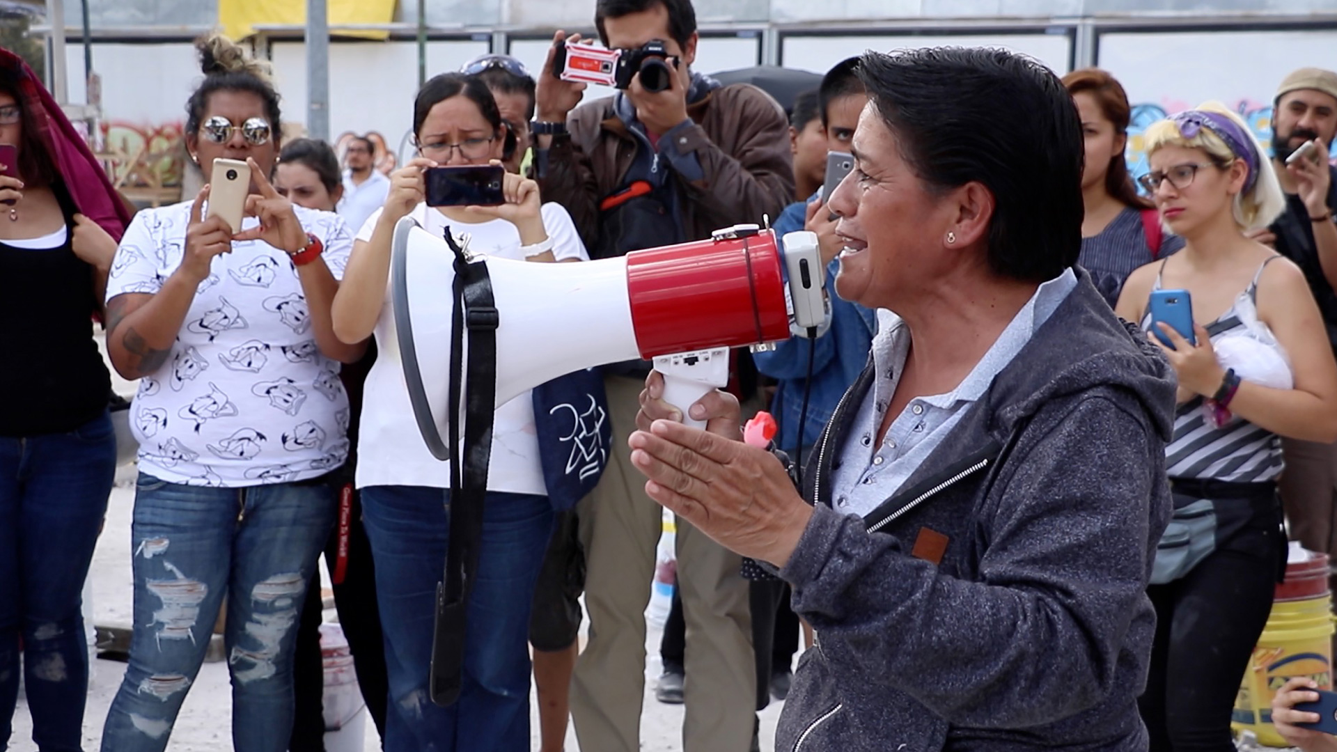 Mujer. Se va la vida, compañera