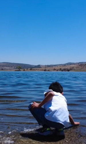 Póster de Dos orillas. Cuando la vida es una mercancía