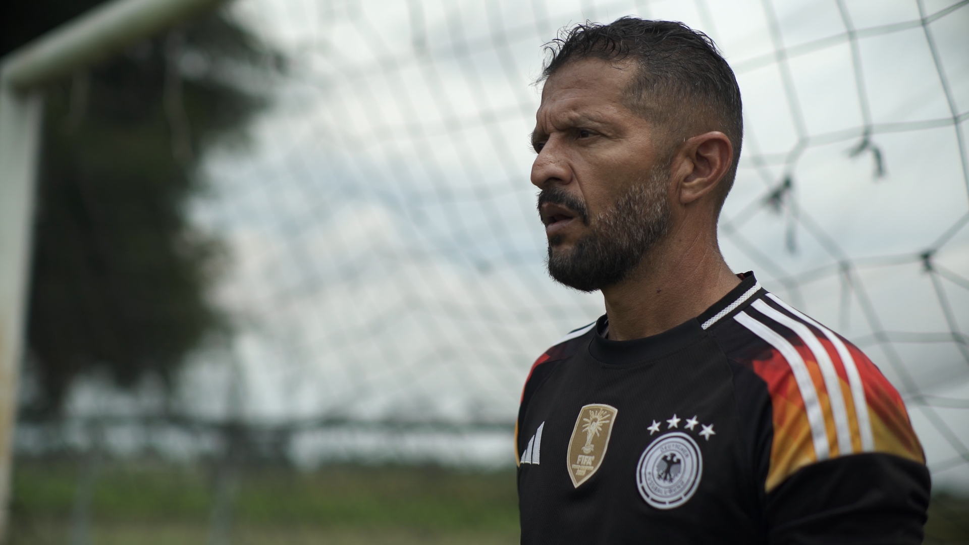 El hombre bajo el arco